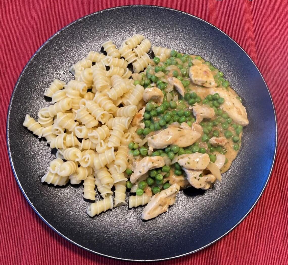 Rahmgeschnetzeltes mit Erbsen und Nudeln – Iss schlau!